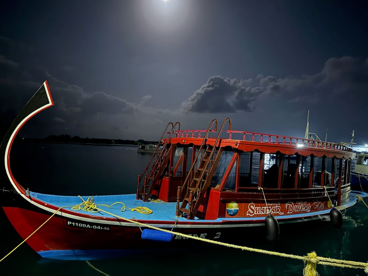 Das rote Dhoni nachts im Hafen