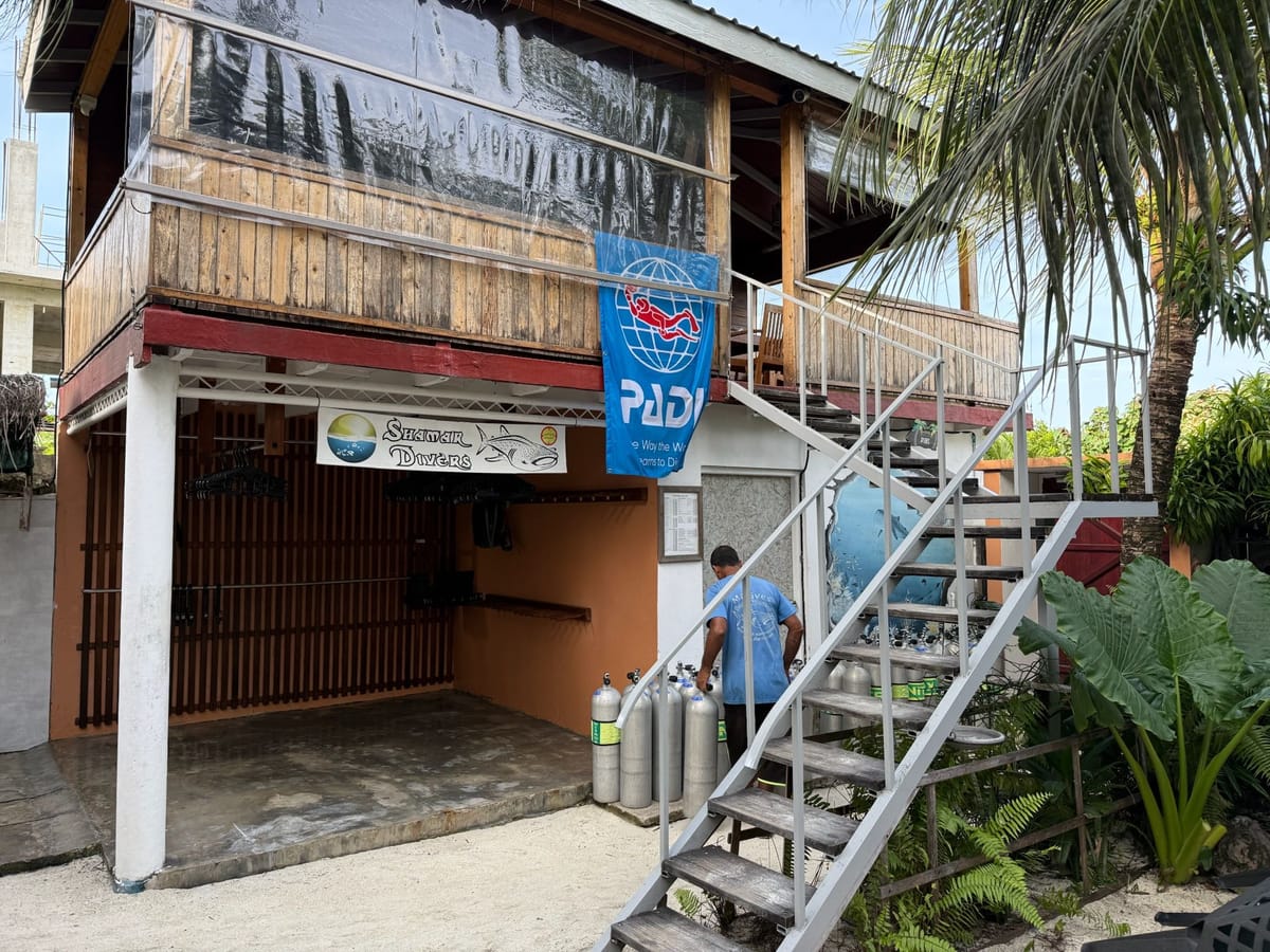 Die Tauchbasis unter dem Haus, mit PADI-Fahne und Treppe nach oben