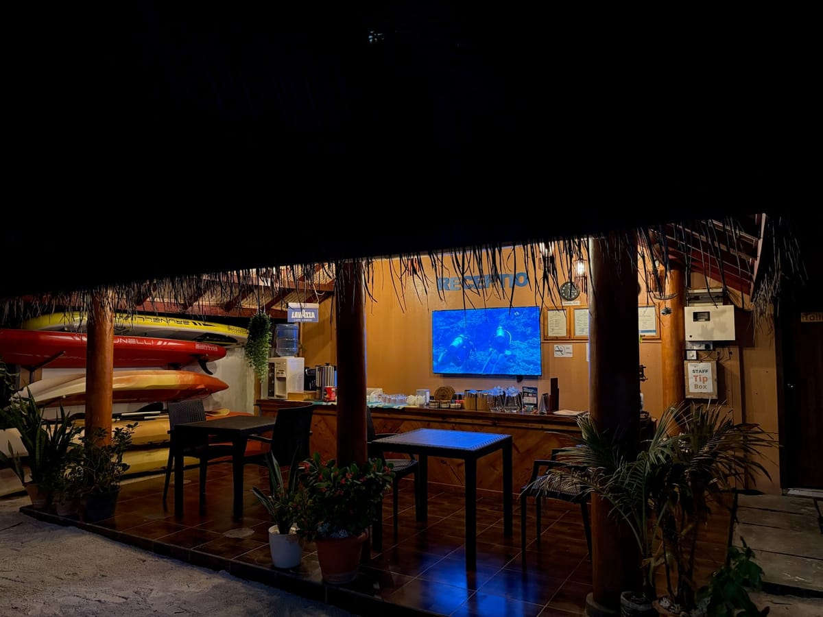Die Lounge nach Einbruch der Dunkelheit, blau beleuchtet